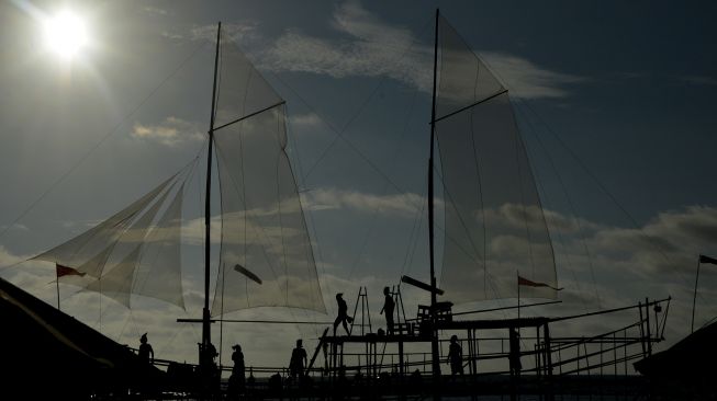 Sejumlah seniman menampilkan teater kolosal 'Gau Maraja' (Perhelatan Akbar) di Pantai Akkarena, Makassar, Sulawesi Selatan, Jumat (30/10/2020). [ANTARA FOTO/Abriawan Abhe]