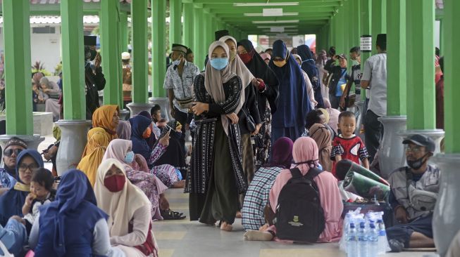 Sejumlah wisatawan memadati area makam Sultan Maulana Hasanudin di kompleks Masjid Agung Kesultanan Banten di Kasemen, Serang, Banten, Sabtu (31/10/2020). [ANTARA FOTO/Asep Fathulrahman]