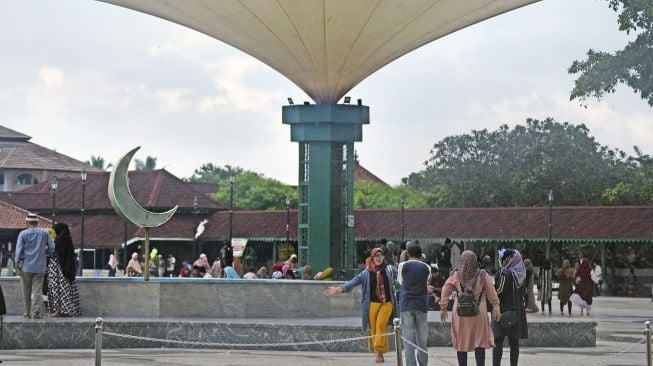 Sejumlah wisatawan berkunjung ke kompleks Masjid Agung Kesultanan Banten di Kasemen, Serang, Banten, Sabtu (31/10/2020). [ANTARA FOTO/Asep Fathulrahman]