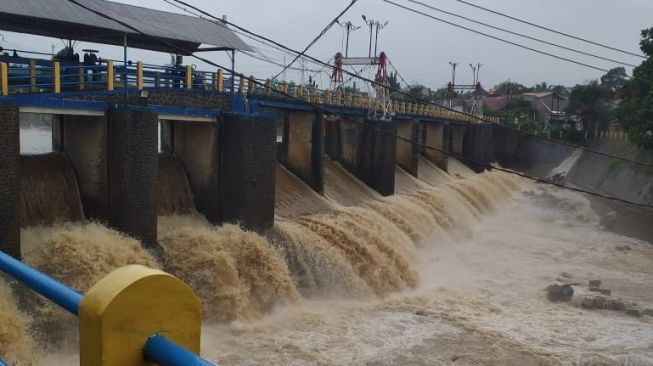 Tinggi muka air (TMA) Sungai Ciliwung di Bendungan Katulampa, Kecamatan Bogor Timur, Kota Bogor, Sabtu (31/10/2020). [Ist]