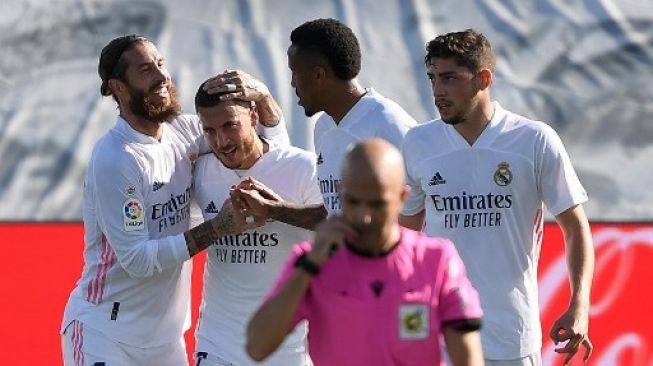 Pemain Real Madrid rayakan gol Eden Hazard (kedua kiri) ke gawang SD Huesca dalam pertandingan La Liga yang berlangsung di Estadio Alfredo Di Stefano, Sabtu (31/10/2020). [AFP]