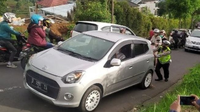 Salut! Musim Liburan Kerja Polisi di Lembang Dobel, Bantu Dorong Mobil Juga