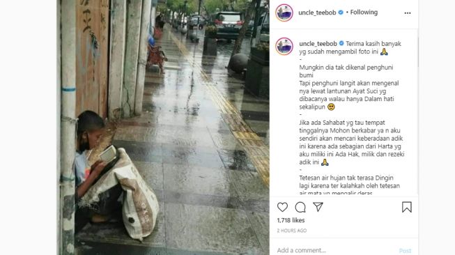 Potret bocah membaca Al quran saat berteduh. (Instagram/@uncle_teebob)