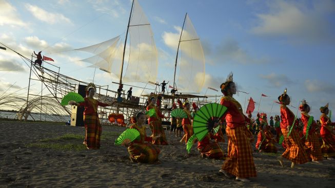 Sejumlah penari menampilkan tarian kolosal 'Gau Maraja' (Perhelatan Akbar) di Pantai Akkarena, Makassar, Sulawesi Selatan, Jumat (30/10/2020). [ANTARA FOTO/Abriawan Abhe]