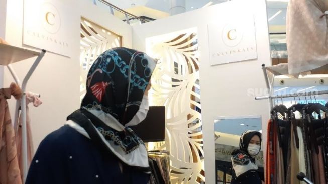 Mengintip Koleksi Trendi Hijab Calvin Kain di Summarecon Mall Serpong