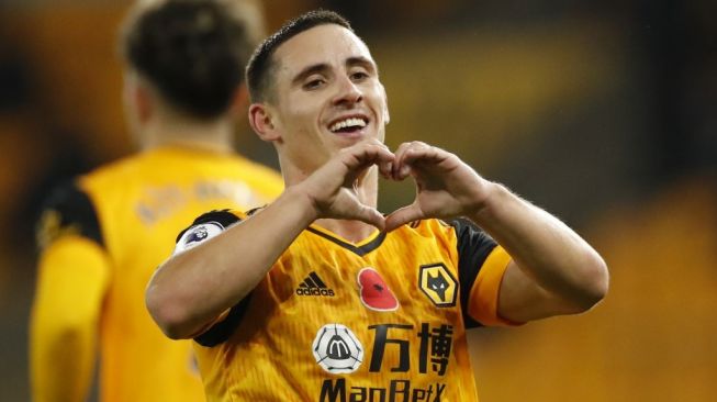 Winger Wolves, Daniel Podence melakukan selebrasi usai membobol gawang Crystal Palace pada Liga Inggris 2020/2021 yang dihelat di Molineaux, West Midlands, Sabtu (31/10/2020) pagi WIB. [ANDREW BOYERS / POOL / AFP]