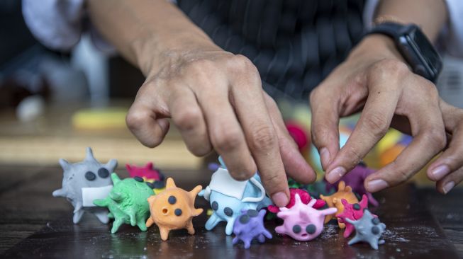 Chef Pipit Permatasari menghias kue ulang tahun bermotif virus corona di Palembang, Sumatera Selatan, Jumat (30/10/2020). [ANTARA FOTO/Nova Wahyudi]