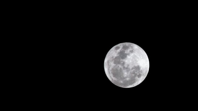 Bulan purnama kedua (Blue Moon) terlihat dari Malino, Kabupaten Gowa, Sulawesi Selatan, Sabtu (31/10/2020).  [ANTARA FOTO/Arnas Padda]