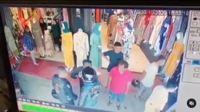 Tak Bisa Ngelak! Aksi Arogan Pengendara Moge Pukuli TNI Terekam CCTV