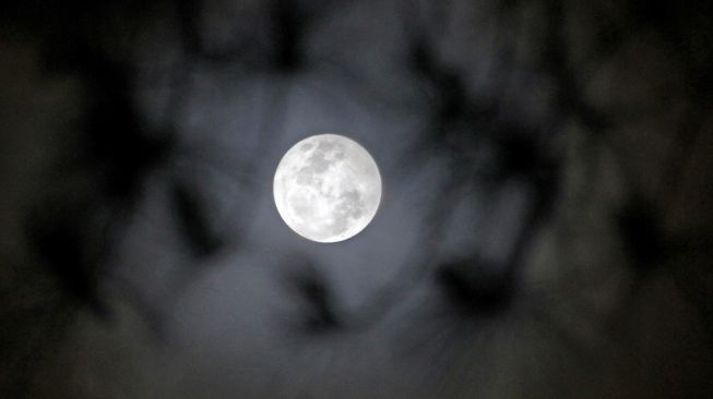 Bulan purnama kedua (Blue Moon) terlihat dari Malino, Kabupaten Gowa, Sulawesi Selatan, Sabtu (31/10/2020).  [ANTARA FOTO/Arnas Padda]