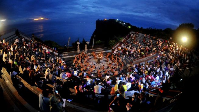 Sejumlah penari tampil saat pembukaan kembali atraksi wisata Tari Kecak Uluwatu di kawasan Uluwatu, Badung, Bali, Sabtu (31/10/2020). [ANTARA FOTO/Fikri Yusuf]