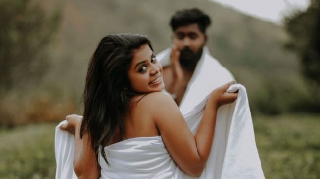 Dianggap Kelewat Vulgar, Foto Pengantin Baru di India Jadi Bulan-bulanan Warganet. (BBC/Akhil Karthikeyan)