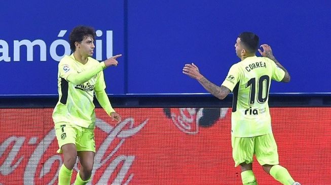 Penyerang Atletico Madrid Joao Felix (kiri) merayakan gol keduanya ke gawang Osasuna dalam lanjutan Liga Spanyol di Stadion El Sadar, Pamplona, Spanyol, Sabtu (31/10/2020) waktu setempat. (ANTARA/AFP/Ander Gillenea) 