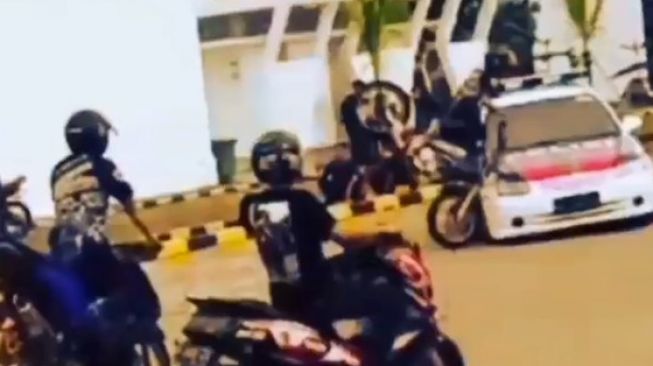 Freestyle Motor Kebablasan, Pemotor Ini Malah Seruduk Mobil Patroli Polisi