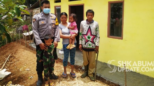 Bersama Brigadir Sugiarto, pasutri Dadang Jaka Umbara (39 tahun) dan Sri Mulyani (35 tahun) asal Jampang Tengah, Kabupaten Sukabumi huni rumah baru hasil gotong royong. | Sumber Foto: Istimewa/Sukabumiupdate.com