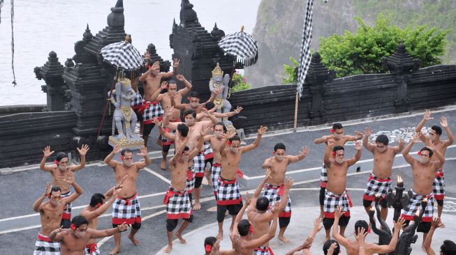 Sejumlah penari tampil saat pembukaan kembali atraksi wisata Tari Kecak Uluwatu di kawasan Uluwatu, Badung, Bali, Sabtu (31/10/2020). [ANTARA FOTO/Fikri Yusuf]
