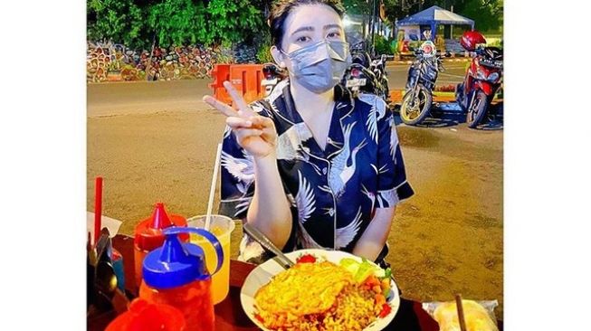 Unggah Foto Adiknya Lamaran, Ekspresi Via Vallen Jadi Sorotan Netizen