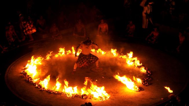 Kisah di Balik Tiap Gerakan Tari Kecak Bali yang Fenomenal