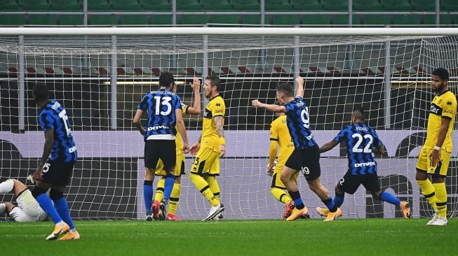 Para pemain Inter merayakan gol setelah Perisic mencetak gol kedua selama pertandingan sepak bola Serie A Italia Inter Milan melawan Parma di stadion Giuseppe Meazza, Milan, Italia, Minggu (1/11) dini hari WIB. [Vincenzo PINTO / AFP]
