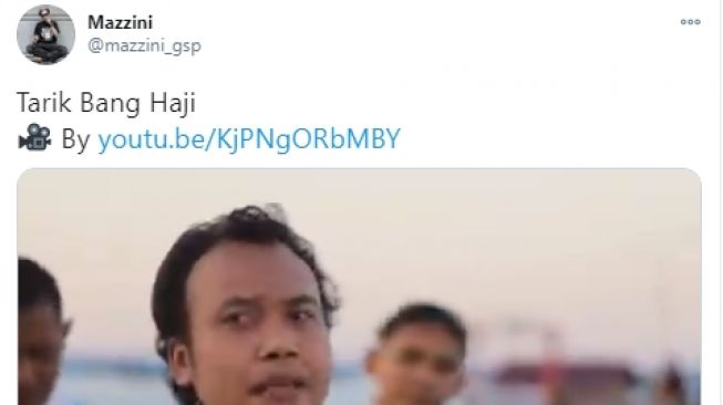 Pria yang tirukan Rhoma Irama membawakan lagu kekinian versi dangdut (Twitter/@mazzini_gsp)