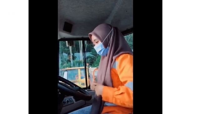 Wanita yang lihai mengoperasikan truk tambang (Facebook)