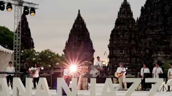 Penampilan Nadin Amizah di Prambanan Jazz 2020. [Suara.com/Rena Pangesti]