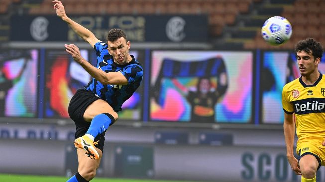 Gelandang Inter Milan Ivan Perisic (kiri) menendang bola melewati bek Parma Botond Balogh (kanan) selama pertandingan sepak bola Serie A Italia Inter Milan melawan Parma di stadion Giuseppe Meazza, Milan, Italia, Minggu (1/11) dini hari WIB. [Vincenzo PINTO / AFP]
