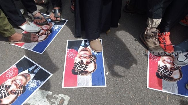 Injak Foto Emmanuel Macron, Massa Bela Islam Serukan Boikot Produk Prancis