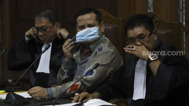 Terdakwa kasus suap penghapusan red notice Djoko Tjandra, Irjen Pol Napoleon Bonaparte (tengah) bersiap menjalani sidang dakwaan di Pengadilan Tipikor, Jakarta, Senin (2/11/2020). [Suara.com/Angga Budhiyanto]