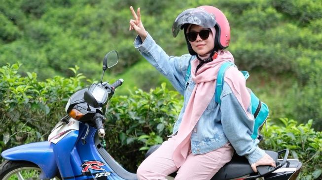 Naik Motor Bebek Legendaris, Potret Lesti Kejora Bikin Warganet Terpesona