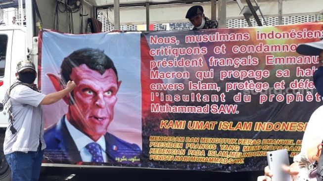 Spanduk Presiden Macron 'Iblis' Muncul di Aksi Bela Nabi 211