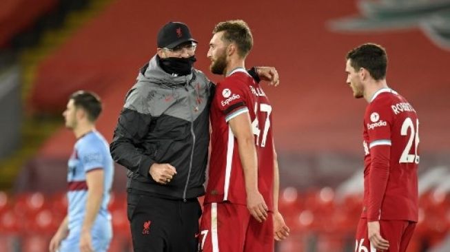 Pelatih Liverpool Jurgen Klopp menyalami para pemain usai pertandingan Liga Premier Inggris kontra West Ham di Anfield, Minggu (1/11/2020). [AFP]