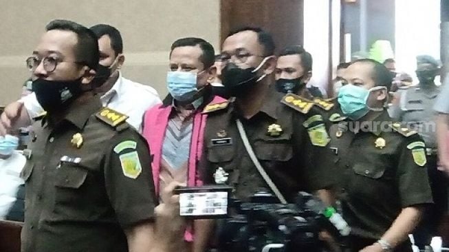 Pakai Rompi Pink, Irjen Napoleon Hadiri Sidang Perdana Perkara Red Notice