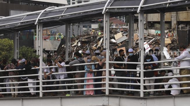 Sejumlah massa yang tergabung dalam Aliansi Umat Islam melakukan aksi unjuk rasa di sekitar Kedubes Prancis, Jakarta, Senin (2/11/2020). [Suara.com/Angga Budhiyanto]