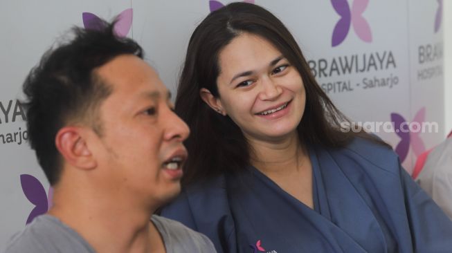 Ringgo Agus Rahman dan istrinya, Sabai Dieter Morscheck saat menggelar konferensi pers terkait persalinan anak keduanya di Rs. Brawijaya Saharjo, Tebet, Jakarta Selatan, Senin (2/11). [Suara.com/Alfian Winanto]