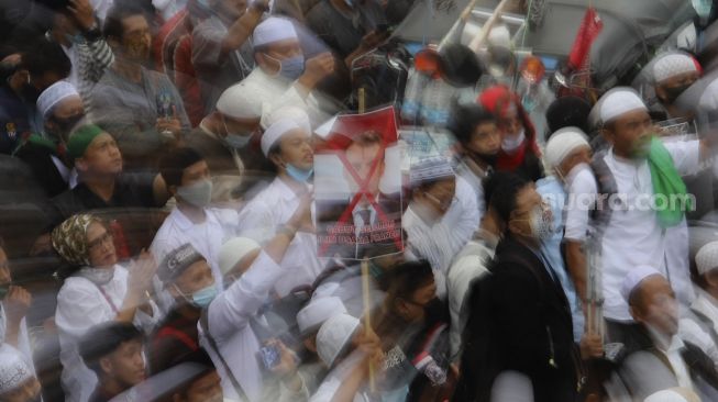 Massa yang tergabung dalam Aliansi Umat Islam membawa poster berisi protes saat melakukan aksi unjuk rasa di sekitar Kedubes Prancis, Jakarta, Senin (2/11/2020). [Suara.com/Angga Budhiyanto]