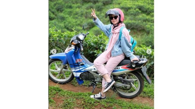 lesty Kejora pamer liburan pulang kampun naik motor 2 tak Suzuki (Instagram)