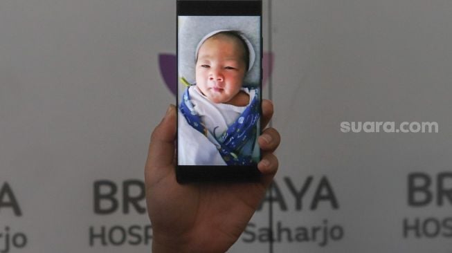 Foto Curtis Ziggy Mars Morscheck anak kedua dari pasangan Ringgo Agus Rahman dan Sabai Morscheck diperlihatkan saat konferensi pers di Rs. Brawijaya Saharjo, Tebet, Jakarta Selatan, Senin (2/11). [Suara.com/Alfian Winanto]