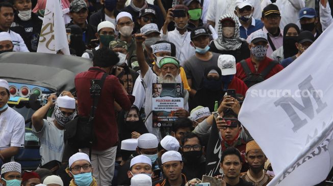 Massa yang tergabung dalam Aliansi Umat Islam membawa poster berisi protes saat melakukan aksi unjuk rasa di sekitar Kedubes Prancis, Jakarta, Senin (2/11/2020). [Suara.com/Angga Budhiyanto]