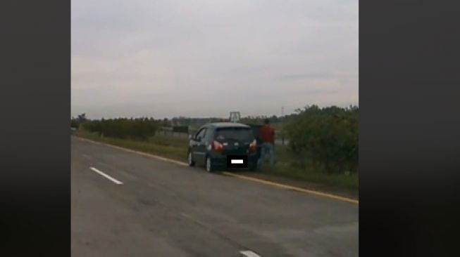 Viral Aksi Pemobil Terciduk Kencing di Jalan Tol, Tak Sadar Terekam Kamera