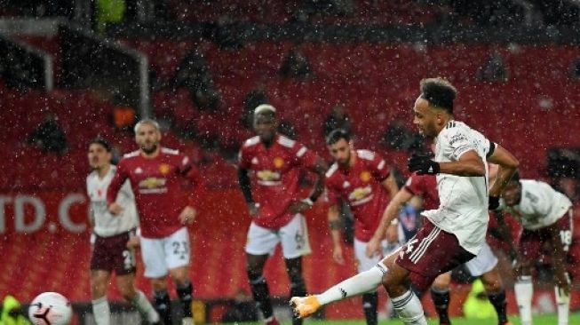 Gol tunggal Pierre-Emerick Aubameyang membawa Arsenal mengalahkan Manchester United 1-0. (SHAUN BOTTERILL / POOL / AFP)