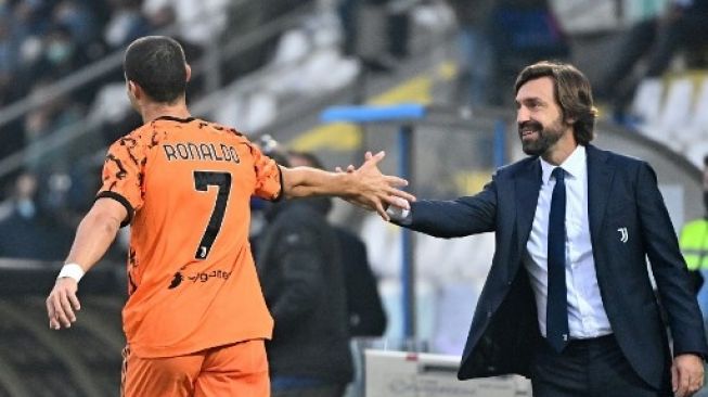 Bintang Juventus Cristiano Ronaldo merayakan golnya ke gawang Spezia dengan pelatih Andrea Pirlo dalam lanjutan Liga Italia di The Dino Manuzzi Stadium. Vincenzo PINTO / AFP