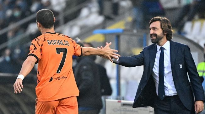 Pelatih Juventus, Andrea Pirlo (kanan) menyelamati penyerang Cristiano Ronaldo yang sukses mencetak gol ke gawang Spezia, dalam laga Liga Italia 2020/2021 yang dihelat di Orogel Stadium Dino Manuzzi, Cesena, Minggu (1/11/2020) malam WIB. [Vincenzo PINTO / AFP]