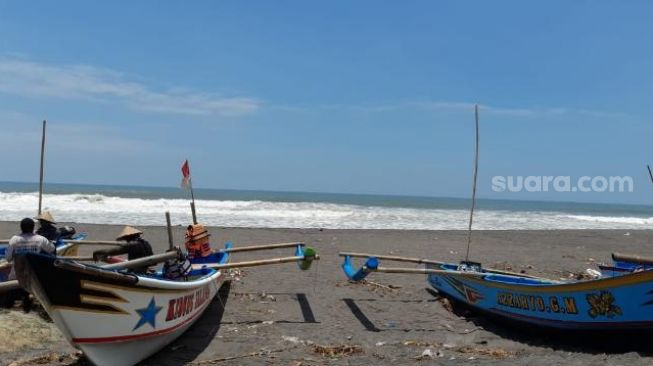 Musim Ikan, Banyak Nelayan Pantai Depok Tak Melaut karena Gelombang Tinggi