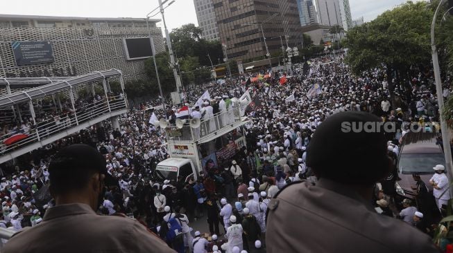 Sejumlah massa yang tergabung dalam Aliansi Umat Islam melakukan aksi unjuk rasa di sekitar Kedubes Prancis, Jakarta, Senin (2/11/2020). [Suara.com/Angga Budhiyanto]