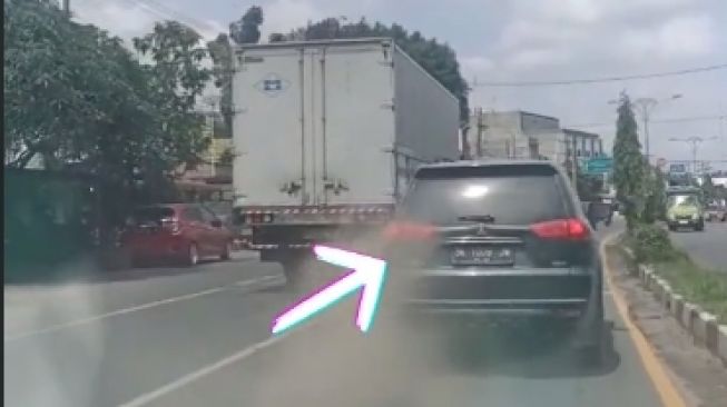 Viral Detik-detik Pajero Sport Pecah Ban Saat Ingin Menyalip Truk