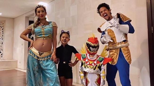 Potret cantik Jennifer Bachdim saat merayakan Halloween bersama sang suami Irfan Bachdim dan kedua anaknya. (Instagram/ibachdim)