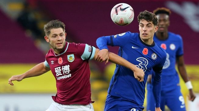 Aksi gelandang serang Chelsea, Kai Havertz (kanan) pada laga Liga Inggris 2020/2021 kontra Burnely di Turf Moor, Sabtu (31/10/2020) malam WIB. [ALEX LIVESEY / POOL / AFP]