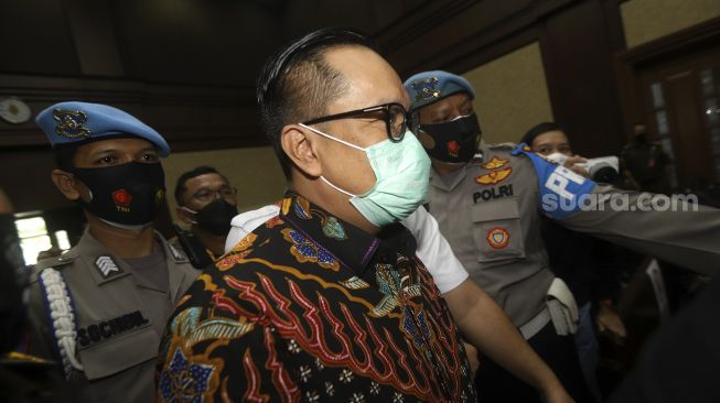 Terdakwa kasus suap penghapusan red notice Djoko Tjandra, Brigjen Prasetijo Utomo tiba untuk menjalani sidang dakwaan di Pengadilan Tipikor, Jakarta, Senin (2/11/2020). [Suara.com/Angga Budhiyanto]