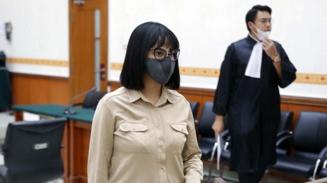 Vanessa Angel usai menjalani sidang kasus dugaan penyalahgunaan dan kepemilikan narkotika di Pengadilan Negeri Jakarta Barat, Senin (2/11). [Suara.com/Alfian Winanto]